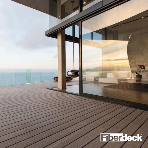 Vaste terrasse composite vue mer avec baie vitrée
